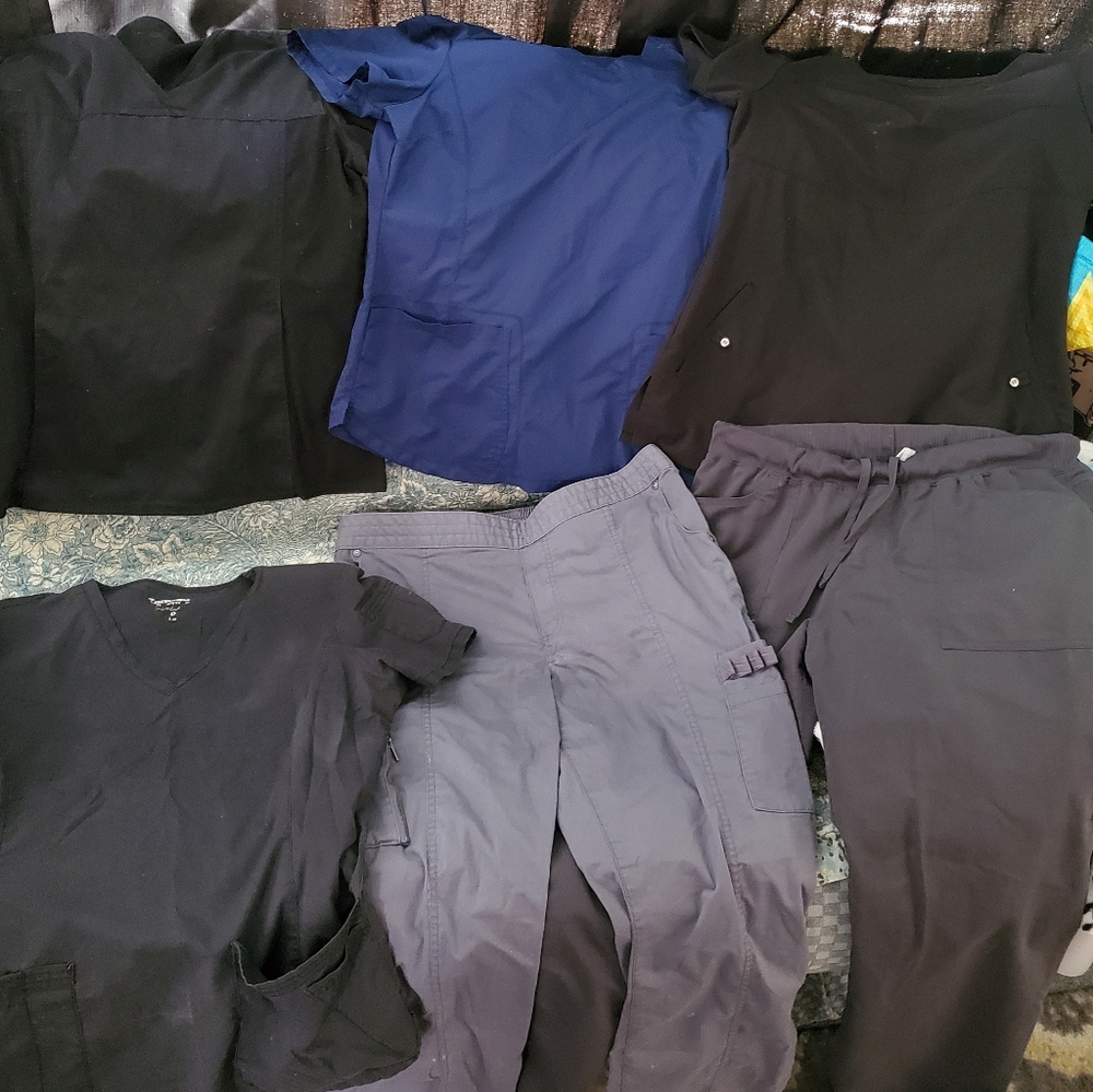 Scrubs - lot of 2 pants and 4 tops